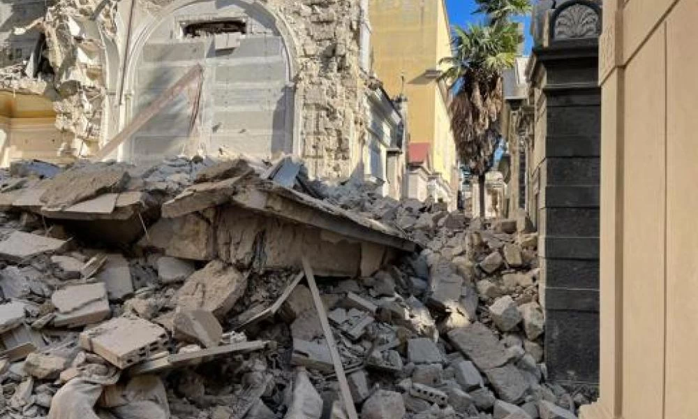 Νάπολη : Κατέρρευσε το ιστορικό νεκροταφείο της πόλης και καταστράφηκαν 200 μνήματα (Βίντεο)